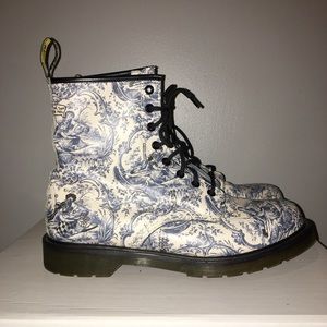 DR. MARTENS 1460 IN BLUE ON WHITE VANDALIZED JOUY